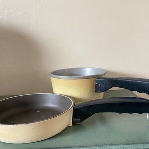 Set of 2 club pans. Small skillet and small saucepan. Yellow. The Club. Vintage